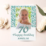 Turquoise Leaf Pattern 70th Birthday Foto Kaart<br><div class="desc">Turquoise Leaf Pattern 70th Birthday Foto kaart voor een vrouw die haar zeventigste verjaardag viert. Elegant turquoise leaf patroon. Voeg uw foto,  naam en tekst binnen toe of wissel het. U kunt het leeftijdsnummer wijzigen.</div>