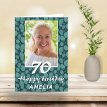 Turquoise Leaf Pattern 70th Birthday Foto Kaart<br><div class="desc">Green Leaf Pattern 70th Birthday Foto kaart voor een vrouw die haar zeventigste verjaardag viert. Elegant turquoise leaf patroon. Voeg uw foto,  naam en tekst binnen toe of wissel het. U kunt het leeftijdsnummer wijzigen.</div>