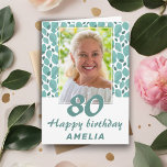 Turquoise Leaf Pattern 80th Birthday Foto Kaart<br><div class="desc">Turquoise Leaf Pattern 80th Birthday Foto kaart voor een vrouw die haar tachtigste verjaardag viert. Elegant turquoise leaf patroon. Voeg uw foto,  naam en tekst binnen toe of wissel het. U kunt het leeftijdsnummer wijzigen.</div>