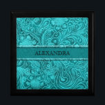 Turquoise lederen look reliëf bloemen-monogram cadeaudoosje<br><div class="desc">Turquoise-groene natuurlijke lederen look in reliëf bloem met aangepaste en optionele monogram. Design is beschikbaar op andere producten en kan worden aangevraagd op elk product dat door Zazzle wordt aangeboden.</div>