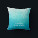 Turquoise mandala monogram gooien kussen<br><div class="desc">turquoise waterverf ombre background met transparant mandala en decoratief script voor informatie en alle bewerkbare tekst .</div>