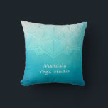 Turquoise mandala monogram gooien kussen<br><div class="desc">turquoise waterverf ombre background met transparant mandala en decoratief script voor informatie en alle bewerkbare tekst .</div>