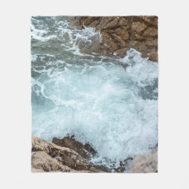 Turquoise Ocean Waves on Rocky Shore Fleece Deken