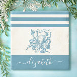 turquoise octopus beach house scriptnaam stenen onderzetter<br><div class="desc">Voel de kustvibes en ontspan met uw favoriete drankje, terwijl u uw meubels beschermt, met dit prachtige, chique, eenvoudige, , aangepaste monogram naam stenen onderzetter. Een grafische, blauwgroen blauwe octopus bedekt een witte achtergrond met een accent op nautische blauwgroen blauwe strepen. Personaliseer met jouw naam. Maakt elke keer dat u...</div>