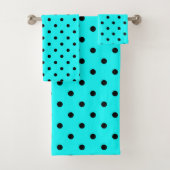 Turquoise polka dot background bad handdoek (Insitu)