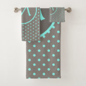 Turquoise polka dots monogrammed grijs bad handdoek (Insitu)