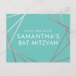 Turquoise Robin Egg Blue Bat Mitzvah Save the Date Aankondigingskaart<br><div class="desc">Moderne, trendy, en elegant zilver en turquoise, blauwgroen, robin ei blue, "en co"thema Bat Mitzvah sparen de datumbriefkaarten met een unieke geometrische vierkantsgrens. Pas dit betaalbaar eenvoudig aan, bespaar de datum voor je Bat Mitzvah met een aangepaste naam, datum en details van je leuke en gesofisticeerde viering. Al tekst is...</div>