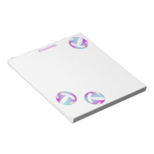 turquoise roze witte volleyballen gepersonaliseerd notitieblok (Schuin)