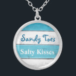 Turquoise Sandy Toes Salty Kisses Ketting<br><div class="desc">Dit leuke en tropische zilveren ketting is geaccentueerd met het schattige gezegde "Sandy Toes Salty Kisses" op een turquoise en witte gestreept achtergrond,  waardoor het een lief cadeau is voor de bruid,  bruidsmeisjes of bloemmeisje.</div>