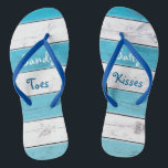 Turquoise Sandy Toes Salty Kisses Teenslippers<br><div class="desc">Deze schattige teenslippers zijn geaccentueerd met het gezegde "Sandy Toes Salty Kisses" op een turquoise en witte gestreepte achtergrond,  waardoor ze een perfecte trouwaccessoire zijn voor de bruid of bruiloft voor de tropische,  strand-,  nautische of bestemmingsbruiloft. Rol neer om de coördinerende tanktop te zien.</div>
