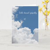 Turquoise Sky Clouds met diepste sympathie Kaart (Gele Bloem)