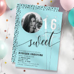 Turquoise Sparkler Sweet 16 Verjaardag Foto Folie Uitnodiging<br><div class="desc">Nodig je vrienden en familie uit voor een oogverblindend Sweet 16-feest met deze glinsterende folie-uitnodiging. Met een speels patroon van turquoise en zwarte stippen en sprankelende sterretjes, bevat dit ontwerp ook een speciale ruimte voor een foto van het verjaardagsmeisje. De perfecte manier om de toon te zetten voor een onvergetelijk...</div>