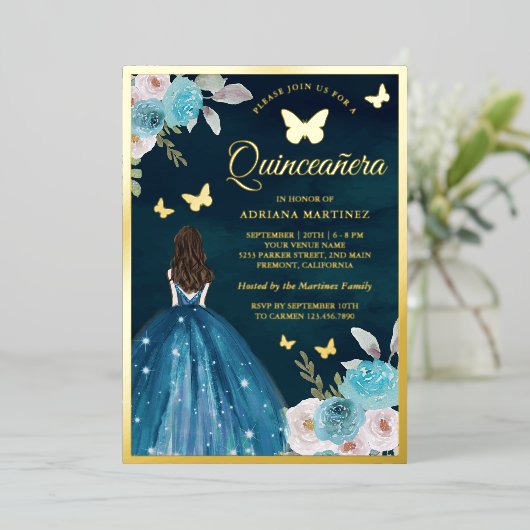 Turquoise Teal Bloem Vlinder Quinceanera Goud Folie Uitnodiging (Staand Voorkant)