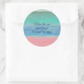 Turquoise Water Roze Zand met Quote Ronde Sticker (Tas)