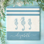 turquoise zeepaardje beach house scriptnaam stenen onderzetter<br><div class="desc">Beleef de kustvibes en ontspan je met je favoriete drankje, en bescherm je meubelen, met dit mooie, kische, eenvoudige, , aangepaste monogram, steenkoolnaam. Drie grafische, blauwgroen blauwe zeepaarden bedekken een witte achtergrond die voorzien is van nautische blauwgroen blauwe strepen. Personaliseer met jouw naam. Maakt een stijlvolle verklaring telkens als je...</div>