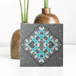 Turquoise zwart wit geometrische dynamische lijnen tegeltje<br><div class="desc">Deze keramische tegel toont een boeiende mix van moderne en tijdloze esthetiek. De achtergrond heeft een dynamisch patroon dat doet denken aan zebrastrepen, met afwisselend zwarte en witte lijnen van verschillende diktes. Deze creëer hebben een visueel opvallende achtergrond voor het symmetrische geometrische patroon in het midden van de tegel. Het...</div>