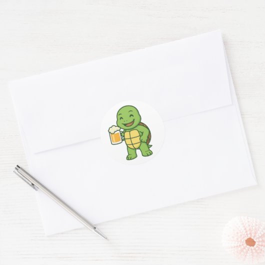 Turtle drinking beer ronde sticker (Envelop)