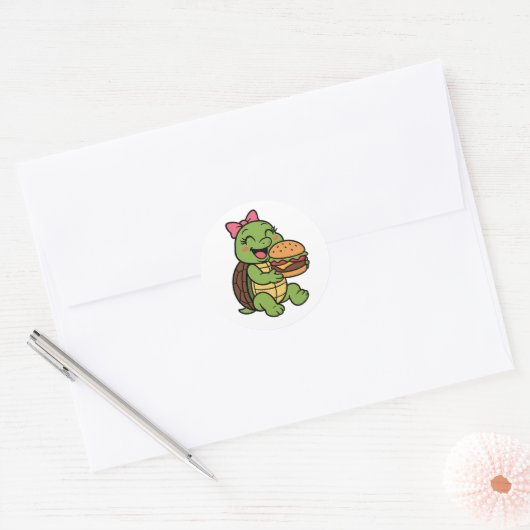 Turtle eating a burger ronde sticker (Envelop)