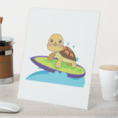 Turtle on surfboard reclamebord met voetstuk (Insitu)