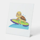 Turtle on surfboard reclamebord met voetstuk (Voorkant)