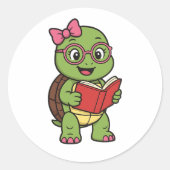 Turtle reading a book ronde sticker (Voorkant)