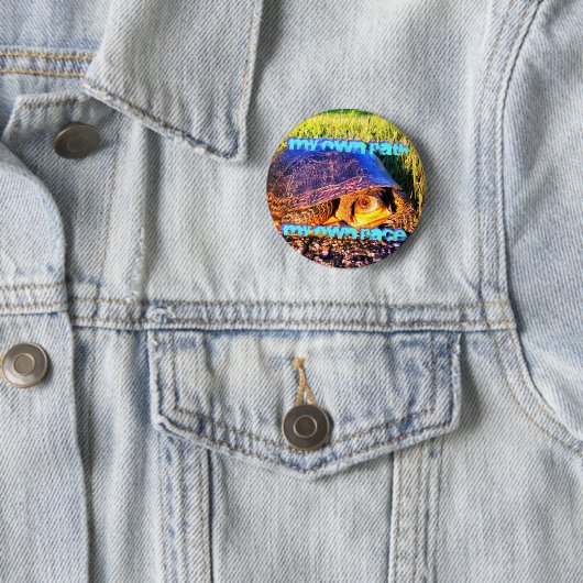 TURTLE'S PATH PIN RONDE BUTTON 5,7 CM (In situ)