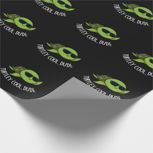 Turtley Cool Guy Funny Turtle Pun Dark BG Cadeaupapier (Hoek)
