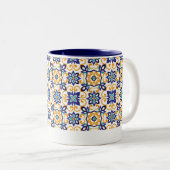 Tuscan Verve Vibrant Scrollwork Mediterranean Tweekleurige Koffiemok (Voorkant rechts)