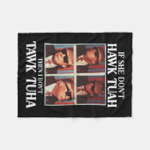 Tush 2024 Hawk Tuah Trump aan boord van luchthaven Fleece Deken (Voorkant (Horizontaal))