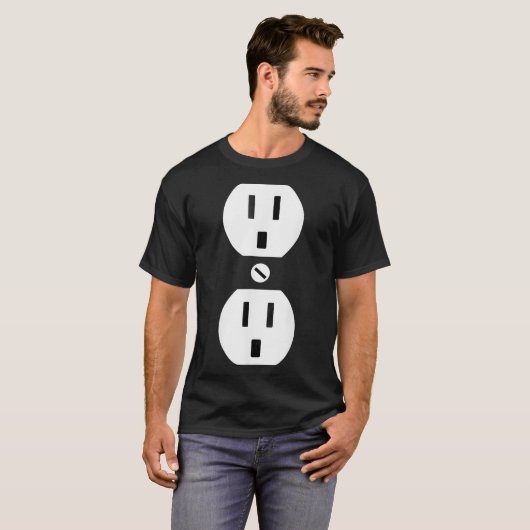 tussen 2\Couple Plug Socket Matching Costume Funny T-shirt (Voorkant volledig)