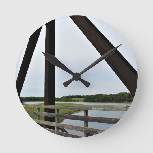 Tussen de Bars van Roest Ronde Klok (Voorkant)