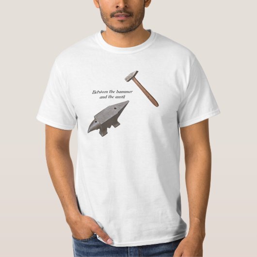 Tussen de hamer en het aambeeld t-shirt (Voorkant)