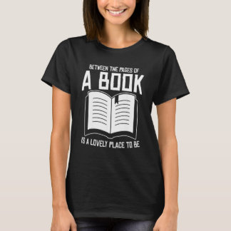 Tussen de pagina's van een boek Leuke plek Boekenw T-shirt