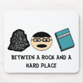 Tussen een rots en een harde Mousepad Muismat (Voorkant)