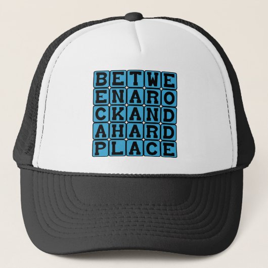 Tussen een rots en een harde plek trucker pet (Voorkant)