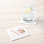 Tuttige roze gouden glinsterende bloemige monogram kartonnen onderzetters (Insitu)