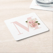 Tuttige roze gouden glinsterende bloemige monogram kartonnen onderzetters (Schuin)