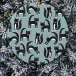 Tuxedo Black en White Cats Keramisch Ornament<br><div class="desc">Kute zwarte en witte tuxedo katten die hun zaken doen. Een leuk patroon op een mid-blauwe achtergrond.</div>