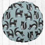 Tuxedo Black en White Cats Rond Kussen<br><div class="desc">Kute zwarte en witte tuxedo katten die hun zaken doen. Een leuk patroon op een mid-blauwe achtergrond.</div>