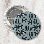 Tuxedo Black en White Cats Ronde Button 3,2 Cm<br><div class="desc">Kute zwarte en witte tuxedo katten die hun zaken doen. Een leuk patroon op een mid-blauwe achtergrond.</div>