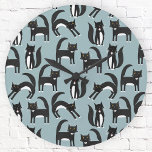 Tuxedo Black en White Cats Ronde Klok<br><div class="desc">Kute zwarte en witte tuxedo katten die hun zaken doen. Een leuk patroon op een mid-blauwe achtergrond.</div>