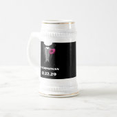 Tuxedo Bow Stropdas Gerber Daisy Groomsman Stein Bierpul (Voorkant links)