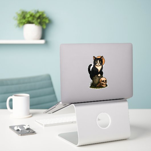 Tuxedo Cat and Skull – Cute Gothic Graveyard Desig Sticker (Laptop op bureau)