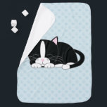Tuxedo Cat {blauw} Inbakerdoek<br><div class="desc">Schattige illustratie van een schattig zwart-wit kitten dat een dutje doet.</div>