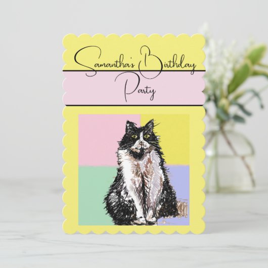 Tuxedo Cat Cats Gele Verjaardag Uitnodiging (Staand voorkant)