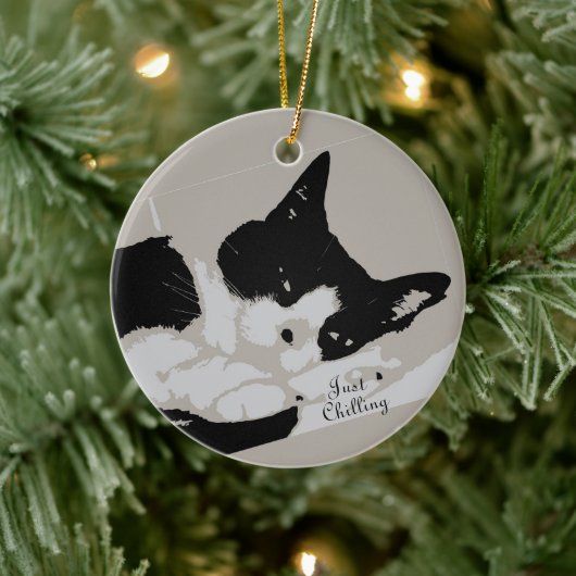 Tuxedo Cat Chilling Keramisch Ornament (Boom)