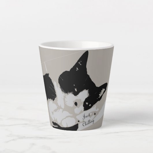 Tuxedo Cat Chilling Latte Mok (Voorkant)
