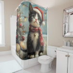 Tuxedo Cat Christmas  Beach Douchegordijn<br><div class="desc">Breng de warmte van de feestdagen naar de kust met dit charmante, op vintages geïnspireerde ontwerp met een feestelijke kat die op een sereen strand zit. Met een klassieke vakantietoets van nostalgische tinten en kustvibes, vangt dit kunstwerk de magie van Kerstmis door het zee. Perfect voor het verspreiden van feestvreugde,...</div>