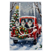 Tuxedo Cat Christmas Red Truck Holiday Medium Cadeauzakje (Achterkant)