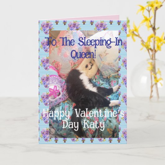 Tuxedo Cat Funny Valentines Day Sleeping In Queen Kaart (Gele Bloem)